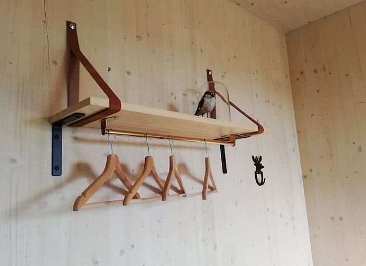 Buitenkant van Huisje in Tailles, charmante bed and breakfast in Tailles, Ardennen, met stenen gevel en picknicktafel.