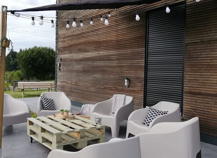 Zonnige dag bij Huisje in Tailles, bed and breakfast in de Ardennen, Belgie, met moderne architectuur en groene tuin.