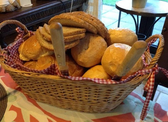 Gemuetliches Wohnzimmer im B&B YACA, De Haan, mit Holzbalken und einer einladenden Atmosphaere.