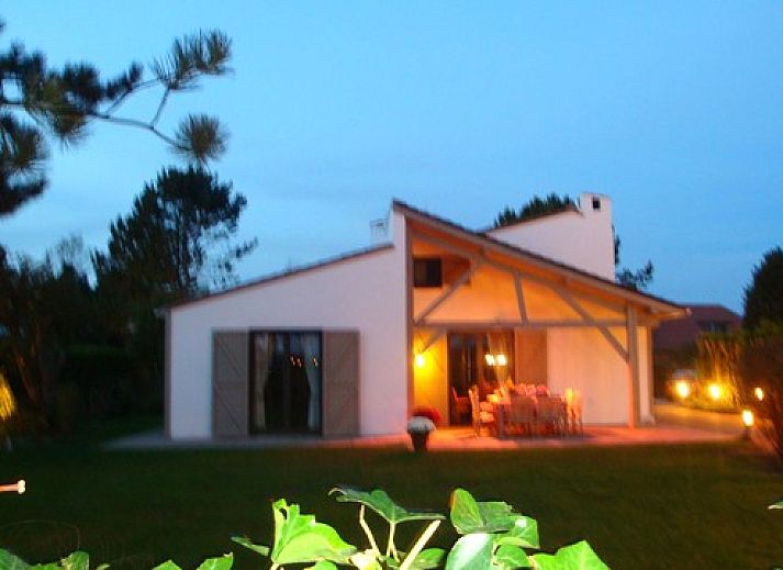 Gemuetliches Wohnzimmer im B&B YACA, De Haan, mit Holzbalken und einer einladenden Atmosphaere.