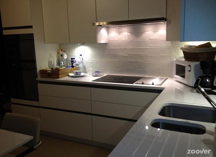 Gemuetliches Wohnzimmer im B&B YACA, De Haan, mit Holzbalken und einer einladenden Atmosphaere.