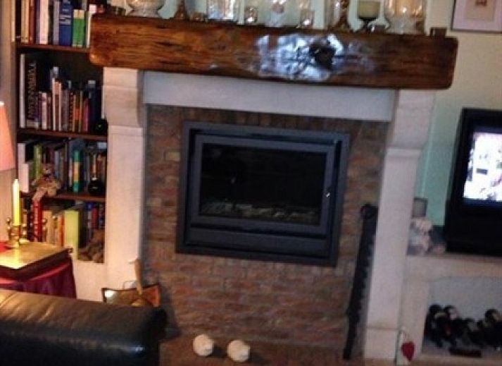 Gemuetliches Wohnzimmer im B&B YACA, De Haan, mit Holzbalken und einer einladenden Atmosphaere.