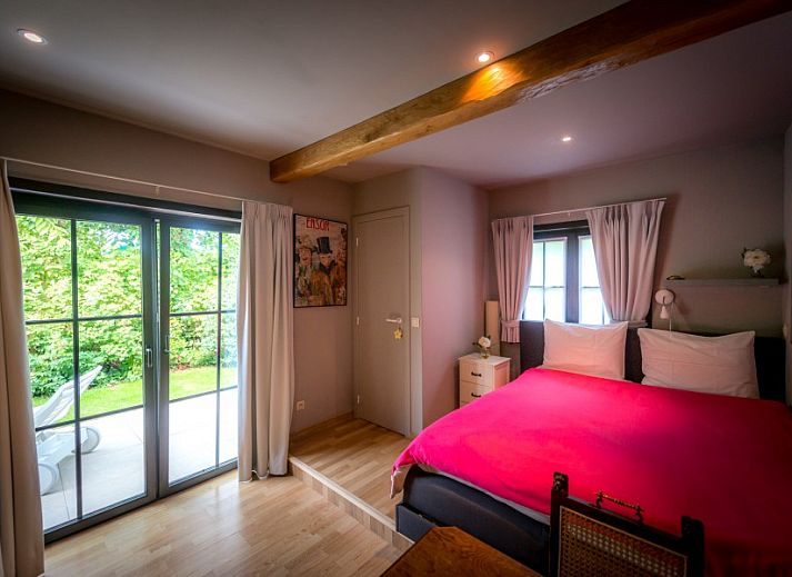 Fruehstueck auf der Terrasse des B&B YACA in De Haan, belgische Kueste, mit frischen Broetchen und Kaese.