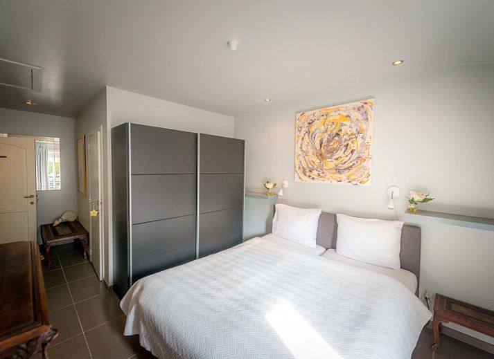 Fruehstueck auf der Terrasse des B&B YACA in De Haan, belgische Kueste, mit frischen Broetchen und Kaese.