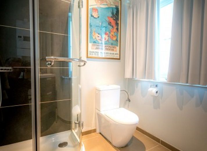 Fruehstueck auf der Terrasse des B&B YACA in De Haan, belgische Kueste, mit frischen Broetchen und Kaese.