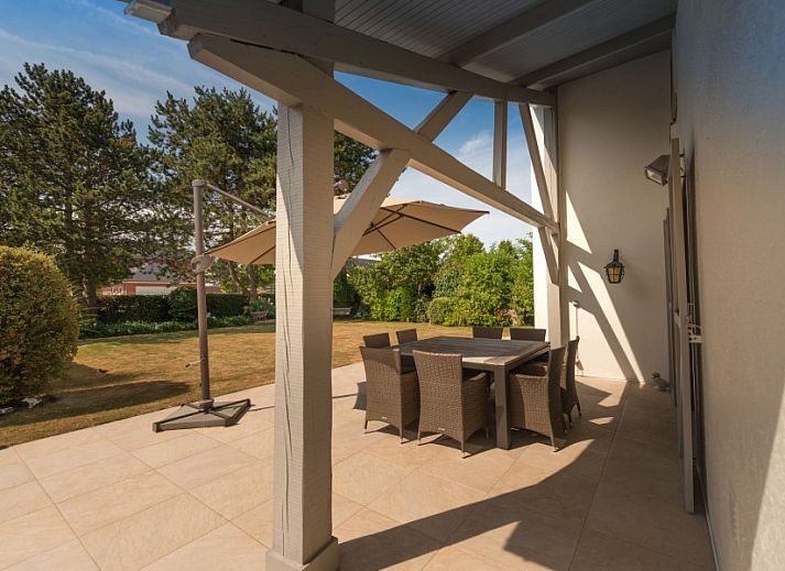 Zufahrtsstrasse zum B & B YACA, einer ruhigen Fruehstueckspension in De Haan an der belgischen Kueste.