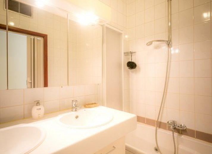 Aussenbereich des B & B YACA in De Haan, belgische Kueste, mit sonniger Terrasse und Garten.