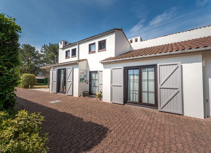 Die Gaeste geniessen das Fruehstueck im Speisesaal des B&B YACA, De Haan, belgische Kueste.