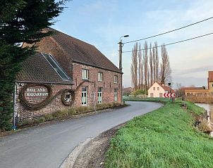 Gezellige entree van Hoeve Westdijk bed and breakfast in Brugge, gelegen aan een charmante weg in West-Vlaanderen.