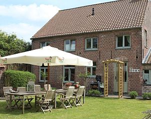 Zonnig terras met tuinmeubilair bij Hoeve Westdijk bed and breakfast in Brugge, ideaal voor ontspanning in West-Vlaanderen.