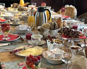 Uitgebreid ontbijt bij Hoeve Westdijk bed and breakfast in Brugge, met vers fruit en lokale lekkernijen in West-Vlaanderen.