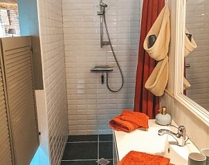 Moderne badkamer in Hoeve Westdijk bed and breakfast in Brugge, met douche en stijlvolle details in West-Vlaanderen.