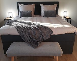 Comfortabele slaapkamer in Valant B&B, Brugge, met luxe beddengoed en sfeervolle verlichting.