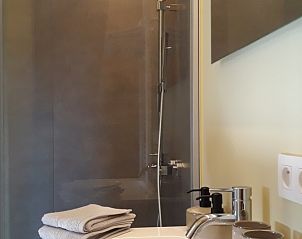 Moderne badkamer in Valant bed and breakfast, Brugge, met elegante douche en wastafel.