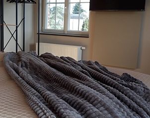 Zonnige slaapkamer in Valant B&B, Brugge, met uitzicht op de omgeving van West-Vlaanderen.