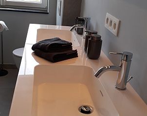 Elegante badkamer in Valant bed and breakfast, Brugge, met dubbele wastafel en moderne inrichting.