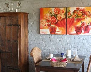 't Wolvennest B&B, Heuvelland: Gezellige eetruimte met kleurrijk schilderij in West-Vlaanderen, Belgi.
