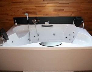 't Wolvennest B&B, Heuvelland: Luxe jacuzzi voor ontspanning in West-Vlaanderen, Belgi.