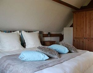 't Wolvennest B&B, Heuvelland: Stijlvolle slaapkamer met houten details in West-Vlaanderen, Belgi.