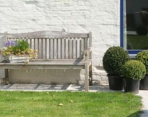 't Wolvennest B&B, Heuvelland: Rustieke tuinbank met bloemen in West-Vlaanderen, Belgi.