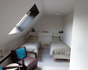 Comfortabele slaapkamer met twee bedden bij Bonvena bed and breakfast in Dentergem, West-Vlaanderen.