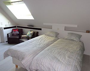 Ruime slaapkamer met natuurlijk licht bij Bonvena bed and breakfast in Dentergem, Belgi.