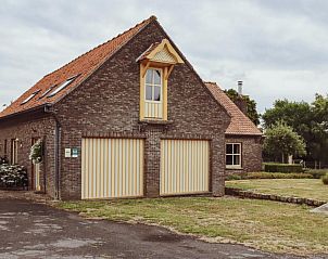 Landgoed Argiliere, B&B in Poperinge, omgeven door groen en rustieke landelijke omgeving.