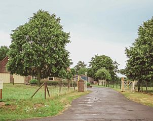 Toegangspad naar Landgoed Argiliere, bed and breakfast in het groene Poperinge, West-Vlaanderen.