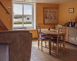 Gezellige eetruimte op Landgoed Argiliere, B&B in Poperinge, met uitzicht op de tuin.