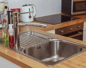 Moderne keukenfaciliteiten in Landgoed Argiliere, bed and breakfast in West-Vlaanderen.