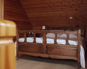 Knusse slaapkamer met houten interieur op Landgoed Argiliere, B&B in Poperinge, West-Vlaanderen.