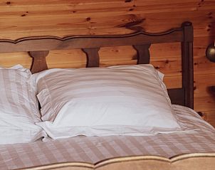 Comfortabele bedden in een slaapkamer van Landgoed Argiliere, B&B in het rustige Poperinge.