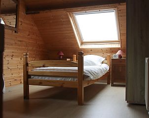 Houten interieur van een slaapkamer op Landgoed Argiliere, bed and breakfast in West-Vlaanderen.