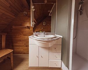 Stijlvolle badkamer op Landgoed Argiliere, B&B in Poperinge, met moderne voorzieningen.