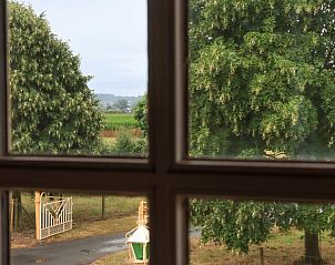 Uitzicht vanuit een raam op Landgoed Argiliere, bed and breakfast in het groene Poperinge.