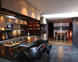 Moderne keuken in Chez-Marraine bed and breakfast, Lissewege, West-Vlaanderen, ideaal voor culinaire liefhebbers.