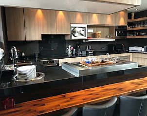 Gezellige keuken met bar in Chez-Marraine B&B, Lissewege, West-Vlaanderen, perfect voor sociale bijeenkomsten.
