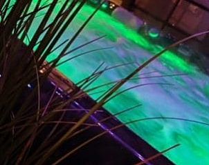Verlichte jacuzzi bij Chez-Marraine B&B, Lissewege, West-Vlaanderen, voor ontspanning in stijl.