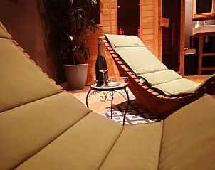 Relaxruimte met ligstoelen in Chez-Marraine B&B, Lissewege, West-Vlaanderen, voor ultieme ontspanning.