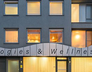 Vooraanzicht van BeautyD-Logies-Wellness, bed and breakfast in Gullegem, West-Vlaanderen met uitnodigende verlichting.