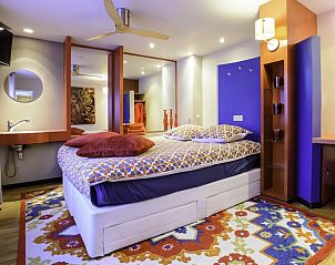 Kleurrijke slaapkamer in BeautyD-Logies-Wellness, bed and breakfast in Gullegem, West-Vlaanderen met unieke inrichting.