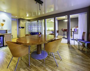 Stijlvolle eetkamer in BeautyD-Logies-Wellness, bed and breakfast in Gullegem, West-Vlaanderen met moderne houten meubels.