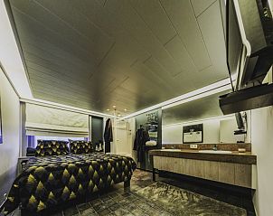 Elegante slaapkamer in BeautyD-Logies-Wellness, bed and breakfast in Gullegem, West-Vlaanderen met luxe beddengoed.