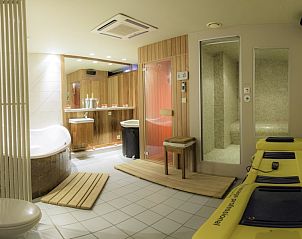 Wellnessruimte in BeautyD-Logies-Wellness, bed and breakfast in Gullegem, West-Vlaanderen met sauna en bubbelbad.