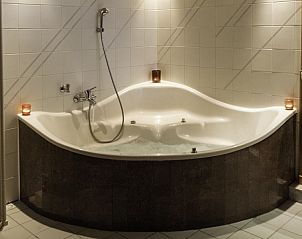 Jacuzzi in BeautyD-Logies-Wellness, bed and breakfast in Gullegem, West-Vlaanderen voor ultieme ontspanning.