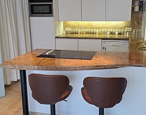 Moderne keuken in BeautyD-Logies-Wellness, bed and breakfast in Gullegem, West-Vlaanderen met stijlvolle barstoelen.