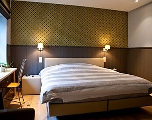 Stijlvolle slaapkamer met tweepersoonsbed in B&B De Zoete Kers, Belgi.