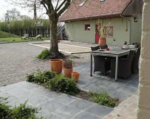 Rustiek terras met tuin bij B&B De Zoete Kers, Wakken, West-Vlaanderen.