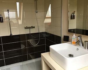 Elegante badkamer met douche in B&B De Zoete Kers, Wakken, West-Vlaanderen.