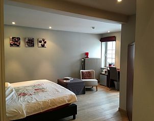 Ruime slaapkamer met zitgedeelte in B&B De Zoete Kers, Wakken.